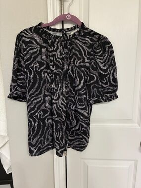 Women’s Black and White Printed Short Sleeve Top